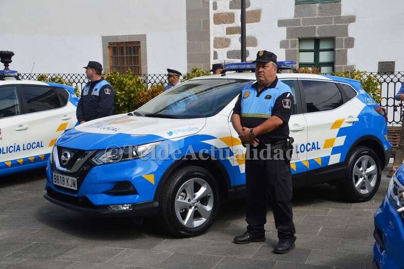 Agentes y nuevos vehículos de la Policía Local, esta semana en la plaza de San Juan (Foto TA)